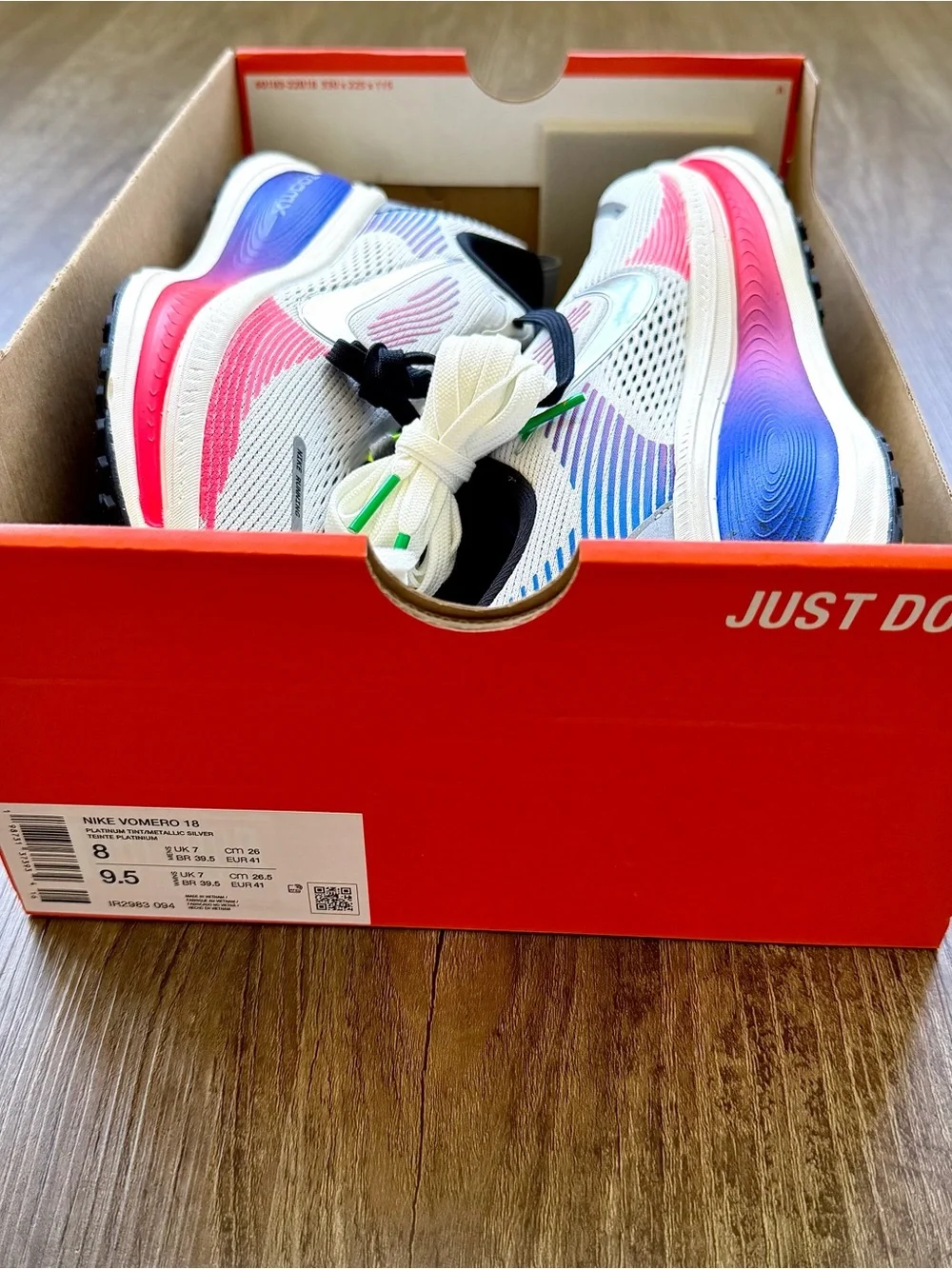NEW Nike Vomero 18 Platinum Silver Men 8 Women 9.5 IR2983-094